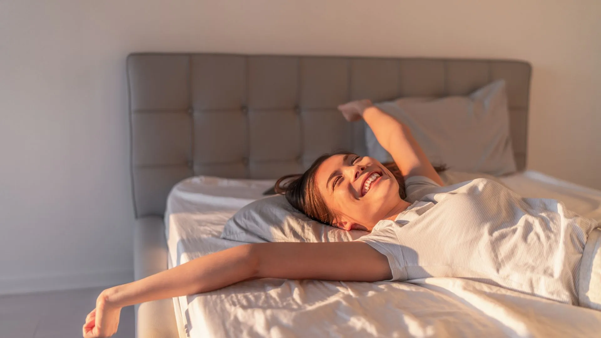 Dame im Bett wacht auf